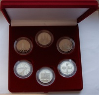 Полный набор из 6 медно-никелевых монет номиналом 1 рубль в улучшенном качестве чеканки PROOF, посвященным XXII Олимпийским играм в Москве 1980 г. в специальной бархатной коробке с металлической табличкой. (архив).
