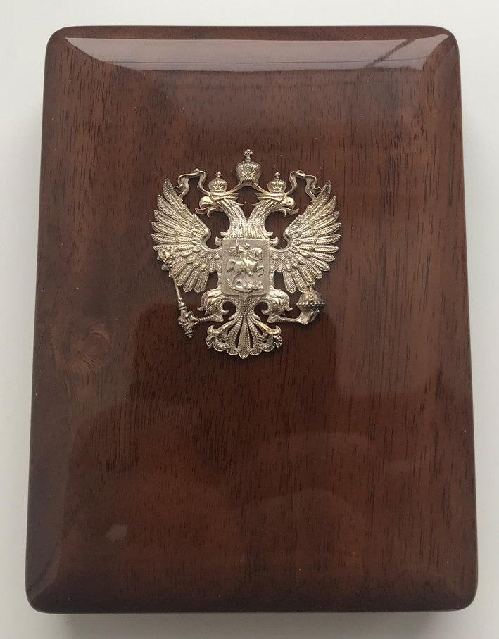 Подарочная коробка (бокс) для слабов NGC и ННР с накладным гербом современной России, лакированное дерево.