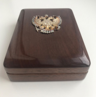 Подарочная коробка (бокс) для минислабов ННР (монеты в минислабах ННР) с накладным гербом современной России, лакированное дерево. (архив)
