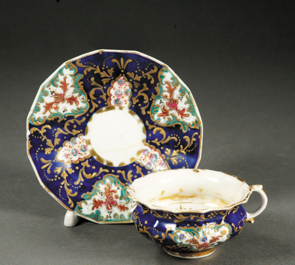 Чайная пара с флоральным декором. Завод Сафронова, 1830-е – нач. 1840-х гг. Фарфор, подглазурная и надглазурная роспись, крытьё, роспись золотом по мастике, позолота. (архив)