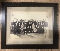 Банки, финансы. Фотография сотрудников банка: учредителей, членов правления, попечителей и служащих в помещении учета векселей банка в г. Тула (надпись на обороте "Тула, 1911 г."). В деревянной раме, старое паспарту, большой формат 58х48,5 см