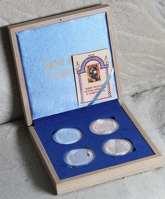 Набор из 4- серебряных медалей "Святые Апостолы и Евангелисты" СПМД, 2009 г. В коробке с сертификатами и описанием.