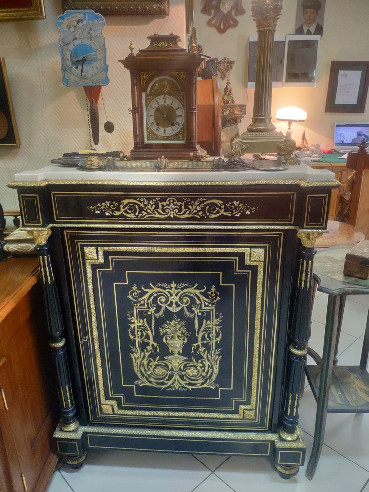 Комод в стиле Буль (фр. Boulle), Франция XIX в., ширина 87 , высота 110, глубина 41, мраморная столешница, инкрустация: слоновая кость, перламутр, латунь, чеканная бронза с позолотой.