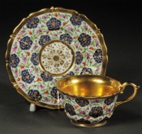 Чайная пара с цветочной росписью. Фарфоровый завод Гарднера, 1840-е – 1860-е гг. Фарфор, надглазурная роспись, позолота, цировка. (архив)