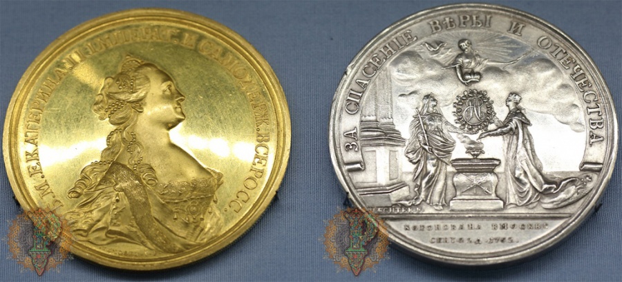 Тимофей Иванович Иванов (1729-1802/1803), Иоганн Георг Вехтер (1726-1800). Коронационная медаль Екатерины II, 22 сентября 1762 г. Россия. Золото; чеканка. Серебро; чеканка. Инв. № ОН-М-Аз-215, ДРМ-2473.