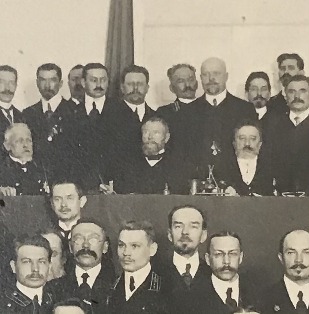 Российская империя, начало XX в. Групповая фотография с участием Рухлова Сергея Васильевича (1852-1918), русского государственного деятеля, Министра путей сообщения (1909-1915), члена Государственного Совета, действительного тайного советника (1913), инженеров и чиновников Министерства путей сообщения Российской империи (1865-1917). Размеры в деревянной раме 44,5 х 34,5 см, старое паспарту, металлическая табличка с описанием и изображениями государственного герба Российской империи и герба Министерства путей сообщения.