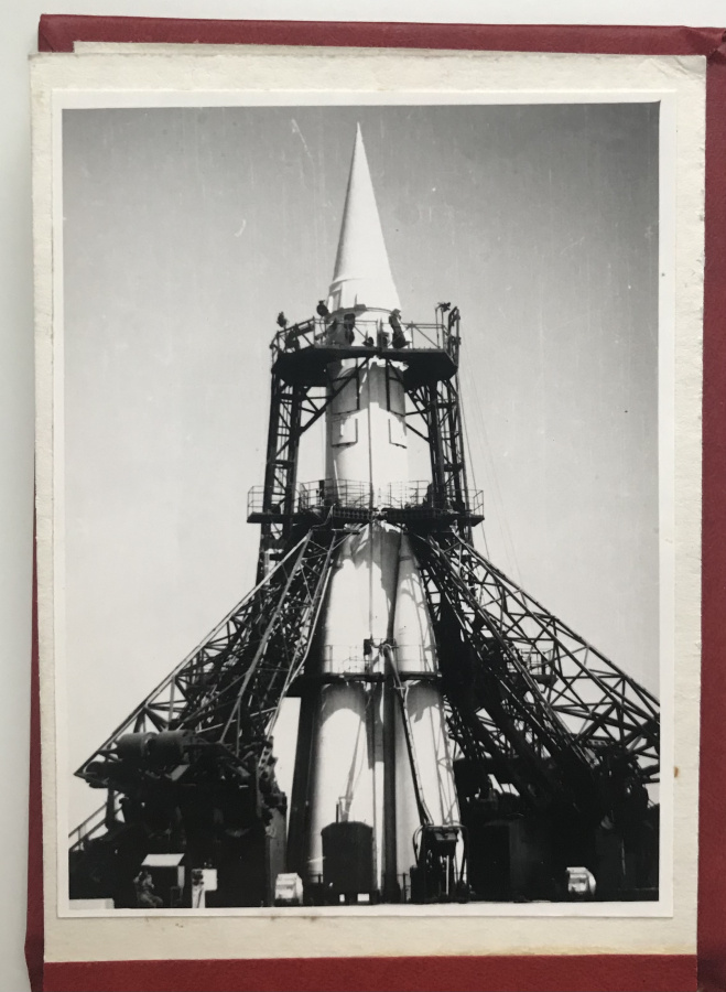 Фотоальбом "В память о Байконуре". Альбом посвящается 35-летию (1957-1992) запуска первого искусственного спутника Земли, 4 октября 1992 г.