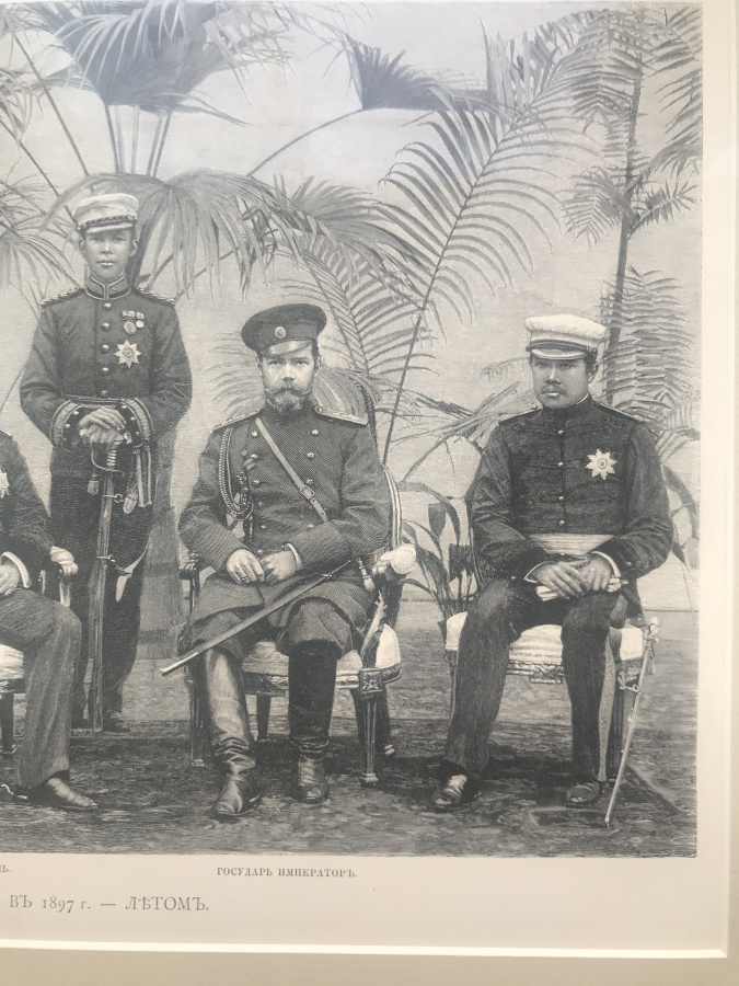 Гравюра с изображением Императора Николая II, Великого князя Михаила Александровича (будущего Императора Михаила II 2-3 марта 1917 г.), короля Сиама (Таиланда) в Царском селе летом 1897 г. Деревянная рама, музейное стекло, размеры в раме 38х32 см.
