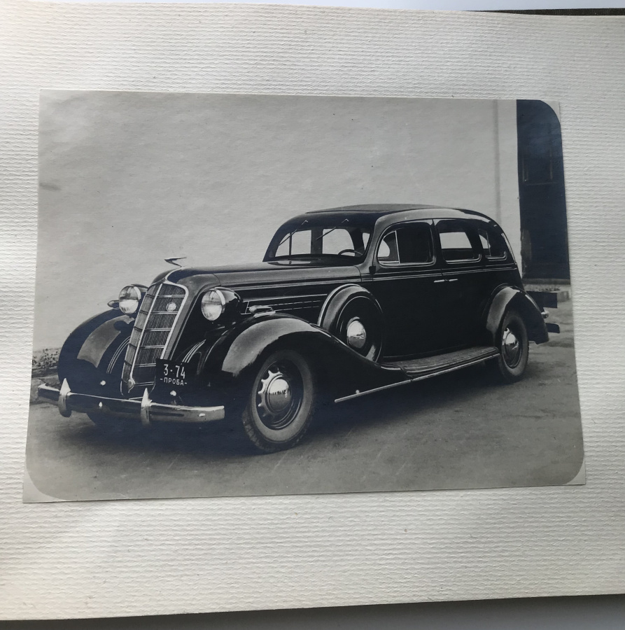 СССР. Автомобили ЗИС (ЗИЛ). Лихачев. Сталин. Альбом с оригинальными фотографиями опытных образцов автомобиля ЗИС-101 на показе Сталину И.В. в Кремле, 29 апреля 1936 г. Очень редкий, настоящий раритет для историков и коллекционеров автомобилей, принадлежавший одному из организаторов автомобильной промышленности СССР. На фотографиях, сделанных на территории Кремля 29 апреля 1936 г. можно увидеть опытный образец советского семиместного автомобиля высшего и представительского класса с кузовом «лимузин», выпускавшийся на Заводе им. Сталина (Москва) в 1936—1941 годах, Сталина И.В., высшее государственное и партийное руководство СССР того времени, Лихачева И.А. на фоне автомобиля.Принадлежал Лихачеву Ивану Алексеевичу (1896 - 1956), советскому государственному деятелю, одному из организаторов автомобильной промышленности СССР, директору московского 1-го Государственного автомобильного завода ЗИС в 1926-1939 и в 1940-1950 гг., (в дальнейшем Завода имени И.А. Лихачёва - ЗИЛ). Также занимал должности:1-й Народный комиссар среднего машиностроения СССР (1939-1940), директор Московского машиностроительного завода (1950-1953), министр автомобильного транспорта и шоссейных дорог СССР (1953-1956), министр автомобильного транспорта и шоссейных дорог РСФСР (1956). Член ЦИК СССР 7 созыва, депутат ВС СССР 1—4 созывов. Член ЦК ВКП(б) (1939—1941), кандидат в члены ЦК КПСС (1956). Похоронен в некрополе Кремлевской стены.