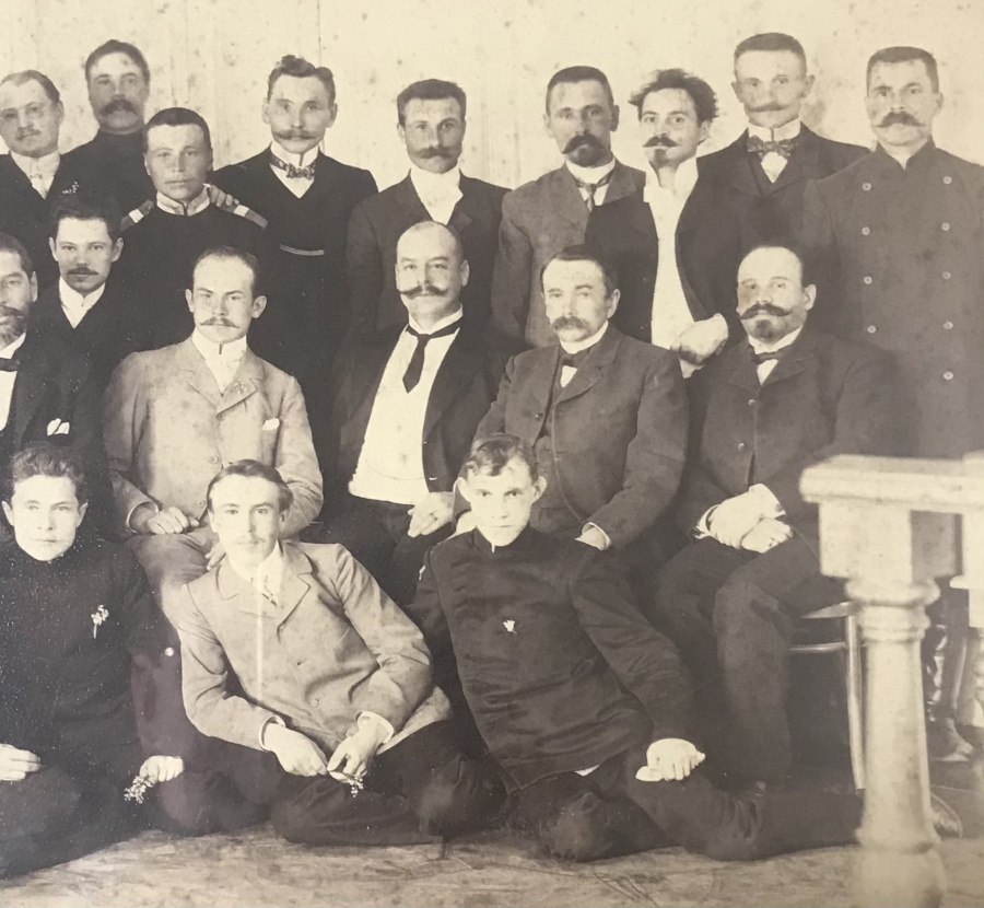 Российская империя, 1911 г. Фотография сотрудников банка: учредителей, членов правления, попечителей и служащих в помещении учета векселей банка в г. Тула (надпись на обороте "Тула, 1911 г."). В деревянной раме, большой формат 58 х 48,5 см. Редкое. Прекрасный подарок и интерьерное решение для банков и банковских работников.