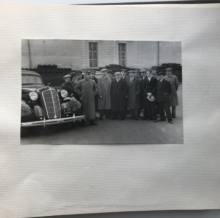 СССР. Автомобили ЗИС (ЗИЛ). Лихачев. Сталин. Альбом с оригинальными фотографиями опытных образцов автомобиля ЗИС-101 на показе Сталину И.В. в Кремле, 29 апреля 1936 г. Очень редкий, настоящий раритет для историков и коллекционеров автомобилей, принадлежавший одному из организаторов автомобильной промышленности СССР. На фотографиях, сделанных на территории Кремля 29 апреля 1936 г. можно увидеть опытный образец советского семиместного автомобиля высшего и представительского класса с кузовом «лимузин», выпускавшийся на Заводе им. Сталина (Москва) в 1936—1941 годах, Сталина И.В., высшее государственное и партийное руководство СССР того времени, Лихачева И.А. на фоне автомобиля.Принадлежал Лихачеву Ивану Алексеевичу (1896 - 1956), советскому государственному деятелю, одному из организаторов автомобильной промышленности СССР, директору московского 1-го Государственного автомобильного завода ЗИС в 1926-1939 и в 1940-1950 гг., (в дальнейшем Завода имени И.А. Лихачёва - ЗИЛ). Также занимал должности:1-й Народный комиссар среднего машиностроения СССР (1939-1940), директор Московского машиностроительного завода (1950-1953), министр автомобильного транспорта и шоссейных дорог СССР (1953-1956), министр автомобильного транспорта и шоссейных дорог РСФСР (1956). Член ЦИК СССР 7 созыва, депутат ВС СССР 1—4 созывов. Член ЦК ВКП(б) (1939—1941), кандидат в члены ЦК КПСС (1956). Похоронен в некрополе Кремлевской стены.