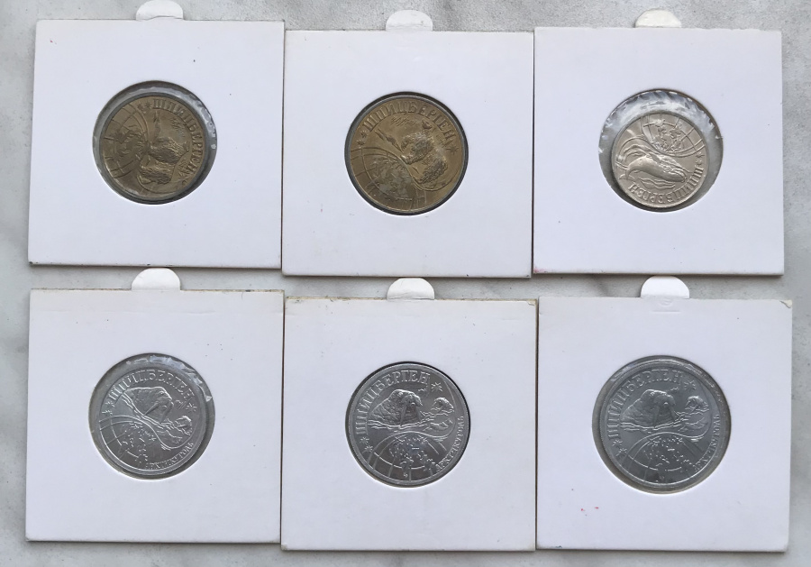 Остров Шпицберген, Арктикуголь, комплект из 6 разменных знаков 1998 г. СПМД, все номиналы выпуска, отчеканенные на Санкт-Петербургском монетном дворе. Сохранность превосходная. Из собрания Петрова Л.Ф., в холдерах, где сделаны пометки его рукой, отмечены цены за которую монеты были приобретены и разные другие комментарии. &#65279;&#65279;В комплект входят:1. 0,1 разменного знака 1998 г. СПМД, алюминий, Фролов № 3.1.3. Тираж: 6,000 шт.2. 0,25 разменного знака 1998 г. СПМД, алюминий, Фролов № 3.2.3. Тираж 6,000 шт.3. 0,5 разменного знака 1998 г. СПМД, алюминий, Фролов № 3.3.3. Тираж: 6,000 шт.4. 1 разменный знак 1998 г. СПМД, медно-цинко-алюминевый сплав (желтый металл), Фролов № 3.4.2. Тираж: 6,000 шт.5. 2 разменных знака 1998 г. СПМД, медно-цинко-алюминевый сплав (желтый металл), Фролов № 3.5.2. Тираж: 6,000 шт.6. 5 разменных знаков 1998 г. СПМД, медно-никелевый сплав (белый металл), Фролов № 3.6.1. Тираж: 6,000 шт. 