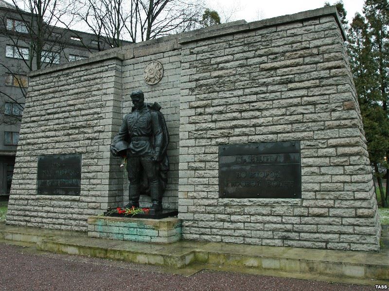Эстония, монетовидный памятный жетон 2007 г. "Бронзовый солдат"