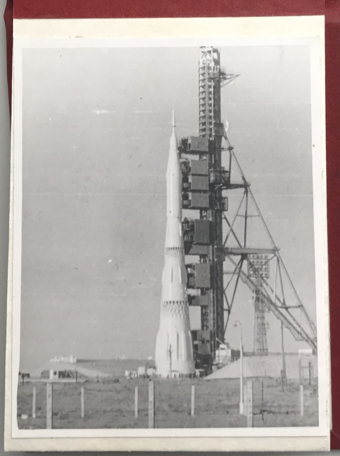Фотоальбом "В память о Байконуре". Альбом посвящается 35-летию (1957-1992) запуска первого искусственного спутника Земли, 4 октября 1992 г.