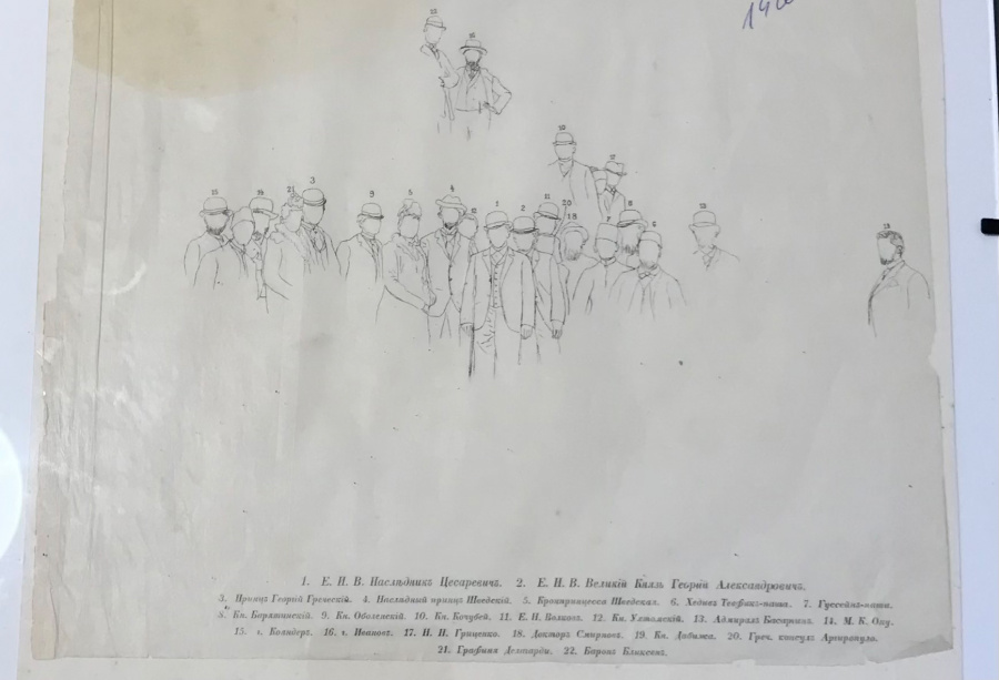 "Перед завтраком у пирамид". Фототипия (печать со стали) Ф.А. Брокгауза в Лейпциге 1893-1897 гг. с изображением Его Императорского Высочества Наследника Цесаревича Николая Александровича (будущего Императора Николая II) на фоне пирамид в окрестностях Каира в Египте (10 ноября 1890 — 27 ноября 1890 по с.с.) во время его "Восточного путешествия" 1890-1891 гг. Среди изображенных также: Его Императорское Высочество Великий Князь Георгий Александрович, Принц Георгий Греческий, Наследный принц Шведский, Кронпринцесса Шведская и др. Размер в раме: 45х35 см, паспарту, музейное стекло, металлическая табличка с описанием, дополнительно вложена папиросная бумага со ссылками на персоналии. Редкая.
