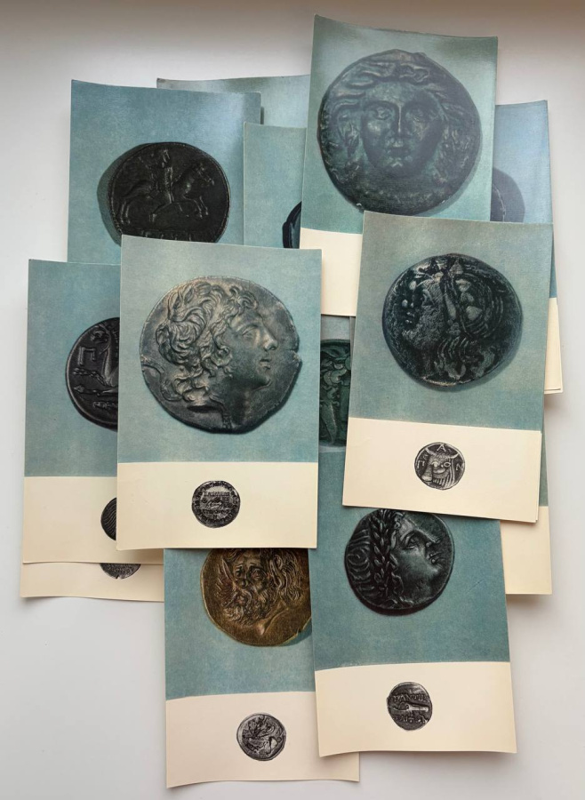 Монеты городов античного Причерноморья из коллекции Эрмитажа. Набор из 16 открыток в обложке с цветными фотографиями монет и описаниями на русском и английском языках.  Издание 1972 г. 