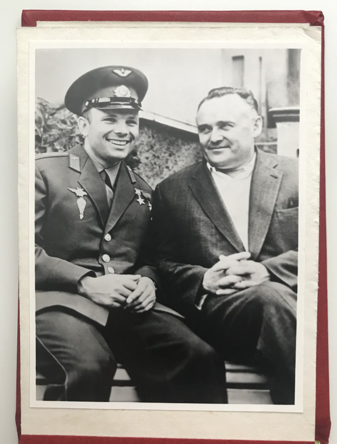 Фотоальбом "В память о Байконуре". Альбом посвящается 35-летию (1957-1992) запуска первого искусственного спутника Земли, 4 октября 1992 г.