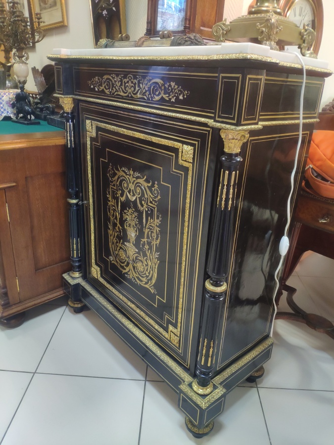 Комод в стиле Буль (фр. Boulle), Франция XIX в., ширина 87 , высота 110, глубина 41, мраморная столешница, инкрустация: слоновая кость, перламутр, латунь, чеканная бронза с позолотой.