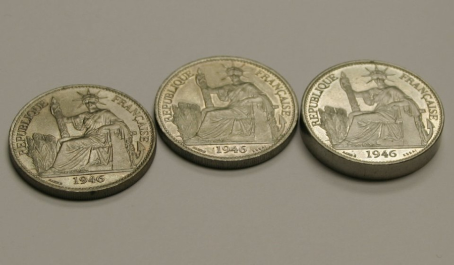 Две обычные французские монеты рядом с пьедфортом. Фото из Wikipedia