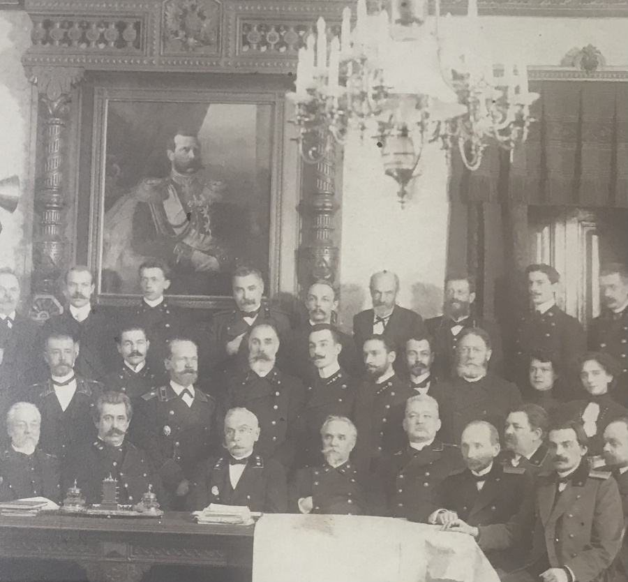 Российская империя, 1856-1881 гг. Групповая фотография большого формата с участием государственных чиновников высоких классов в интерьере с портретом Императора Александра II. Большой формат, размеры в раме 55 х 46,5 см. Сохранность отличная. Большеформатные фотографии хорошего качества достаточно редки.