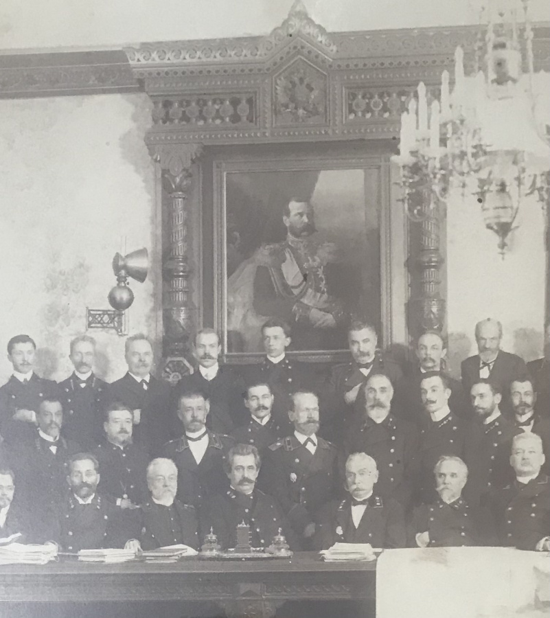 Российская империя, 1856-1881 гг. Групповая фотография большого формата с участием государственных чиновников высоких классов в интерьере с портретом Императора Александра II. Большой формат, размеры в раме 55 х 46,5 см. Сохранность отличная. Большеформатные фотографии хорошего качества достаточно редки.