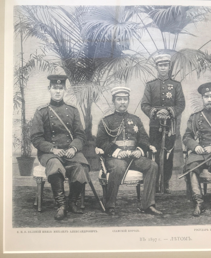 Гравюра с изображением Императора Николая II, Великого князя Михаила Александровича (будущего Императора Михаила II 2-3 марта 1917 г.), короля Сиама (Таиланда) в Царском селе летом 1897 г. Деревянная рама, музейное стекло, размеры в раме 38х32 см.