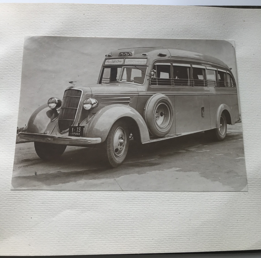 СССР. Автомобили ЗИС (ЗИЛ). Лихачев. Сталин. Альбом с оригинальными фотографиями опытных образцов автомобиля ЗИС-101 на показе Сталину И.В. в Кремле, 29 апреля 1936 г. Очень редкий, настоящий раритет для историков и коллекционеров автомобилей, принадлежавший одному из организаторов автомобильной промышленности СССР. На фотографиях, сделанных на территории Кремля 29 апреля 1936 г. можно увидеть опытный образец советского семиместного автомобиля высшего и представительского класса с кузовом «лимузин», выпускавшийся на Заводе им. Сталина (Москва) в 1936—1941 годах, Сталина И.В., высшее государственное и партийное руководство СССР того времени, Лихачева И.А. на фоне автомобиля.Принадлежал Лихачеву Ивану Алексеевичу (1896 - 1956), советскому государственному деятелю, одному из организаторов автомобильной промышленности СССР, директору московского 1-го Государственного автомобильного завода ЗИС в 1926-1939 и в 1940-1950 гг., (в дальнейшем Завода имени И.А. Лихачёва - ЗИЛ). Также занимал должности:1-й Народный комиссар среднего машиностроения СССР (1939-1940), директор Московского машиностроительного завода (1950-1953), министр автомобильного транспорта и шоссейных дорог СССР (1953-1956), министр автомобильного транспорта и шоссейных дорог РСФСР (1956). Член ЦИК СССР 7 созыва, депутат ВС СССР 1—4 созывов. Член ЦК ВКП(б) (1939—1941), кандидат в члены ЦК КПСС (1956). Похоронен в некрополе Кремлевской стены.