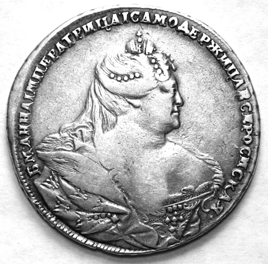 Анна. Рубль 1737 г. Порфира, украшенная двуглавыми орлами.
