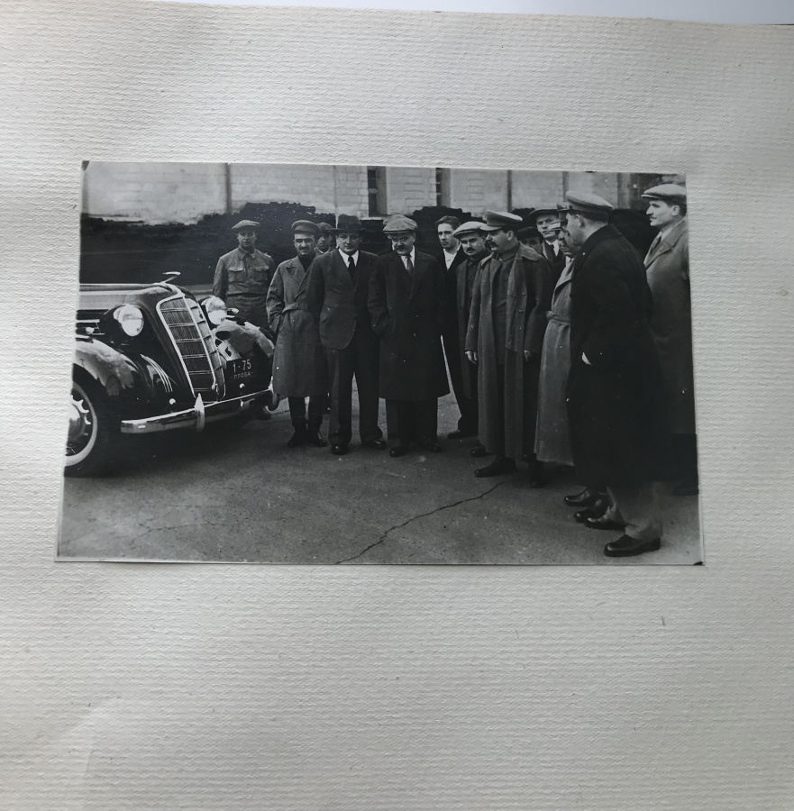 СССР. Автомобили ЗИС (ЗИЛ). Лихачев. Сталин. Альбом с оригинальными фотографиями опытных образцов автомобиля ЗИС-101 на показе Сталину И.В. в Кремле, 29 апреля 1936 г. Очень редкий, настоящий раритет для историков и коллекционеров автомобилей, принадлежавший одному из организаторов автомобильной промышленности СССР. На фотографиях, сделанных на территории Кремля 29 апреля 1936 г. можно увидеть опытный образец советского семиместного автомобиля высшего и представительского класса с кузовом «лимузин», выпускавшийся на Заводе им. Сталина (Москва) в 1936—1941 годах, Сталина И.В., высшее государственное и партийное руководство СССР того времени, Лихачева И.А. на фоне автомобиля.Принадлежал Лихачеву Ивану Алексеевичу (1896 - 1956), советскому государственному деятелю, одному из организаторов автомобильной промышленности СССР, директору московского 1-го Государственного автомобильного завода ЗИС в 1926-1939 и в 1940-1950 гг., (в дальнейшем Завода имени И.А. Лихачёва - ЗИЛ). Также занимал должности:1-й Народный комиссар среднего машиностроения СССР (1939-1940), директор Московского машиностроительного завода (1950-1953), министр автомобильного транспорта и шоссейных дорог СССР (1953-1956), министр автомобильного транспорта и шоссейных дорог РСФСР (1956). Член ЦИК СССР 7 созыва, депутат ВС СССР 1—4 созывов. Член ЦК ВКП(б) (1939—1941), кандидат в члены ЦК КПСС (1956). Похоронен в некрополе Кремлевской стены.