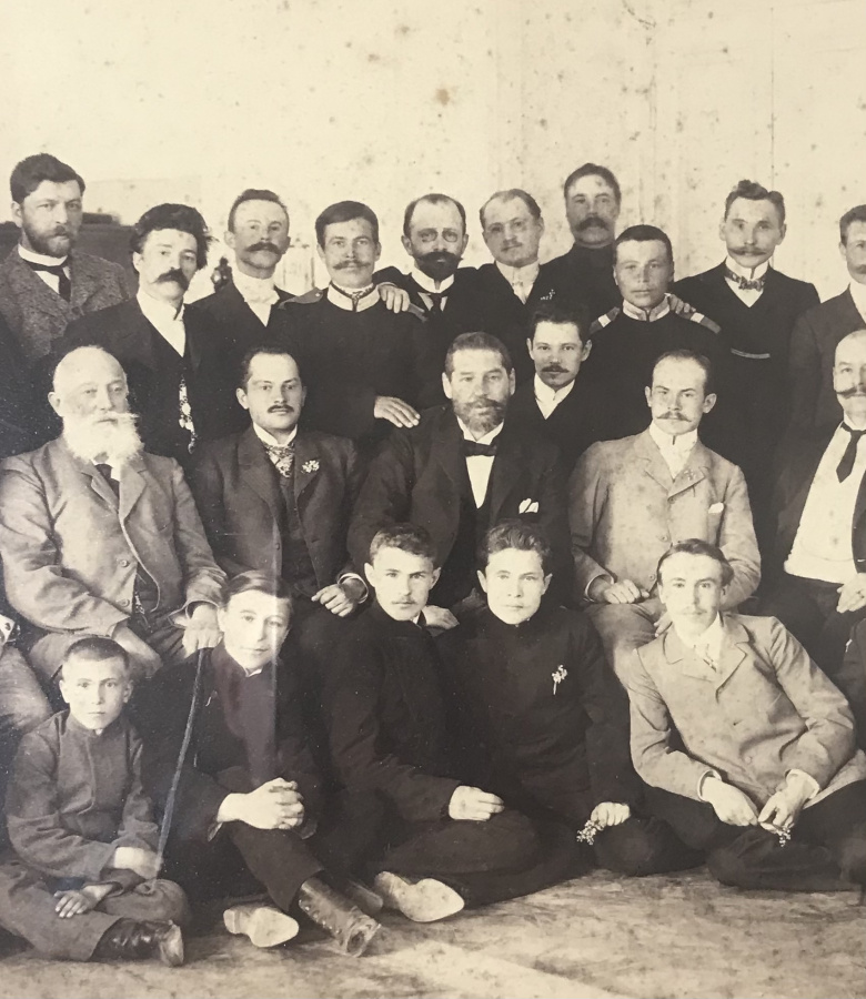 Российская империя, 1911 г. Фотография сотрудников банка: учредителей, членов правления, попечителей и служащих в помещении учета векселей банка в г. Тула (надпись на обороте "Тула, 1911 г."). В деревянной раме, большой формат 58 х 48,5 см. Редкое. Прекрасный подарок и интерьерное решение для банков и банковских работников.