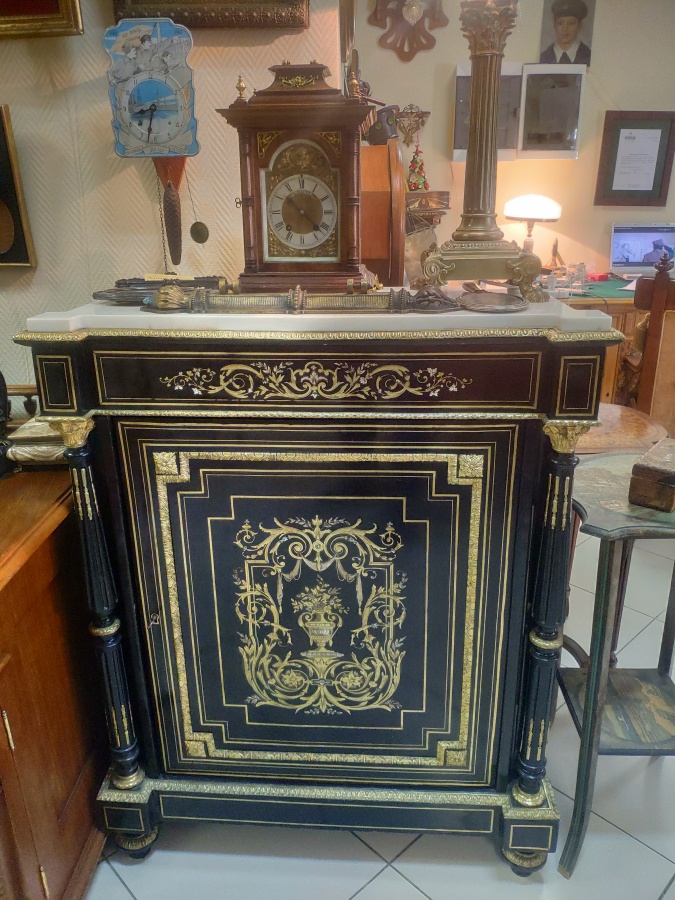 Комод в стиле Буль (фр. Boulle), Франция XIX в., ширина 87 , высота 110, глубина 41, мраморная столешница, инкрустация: слоновая кость, перламутр, латунь, чеканная бронза с позолотой.