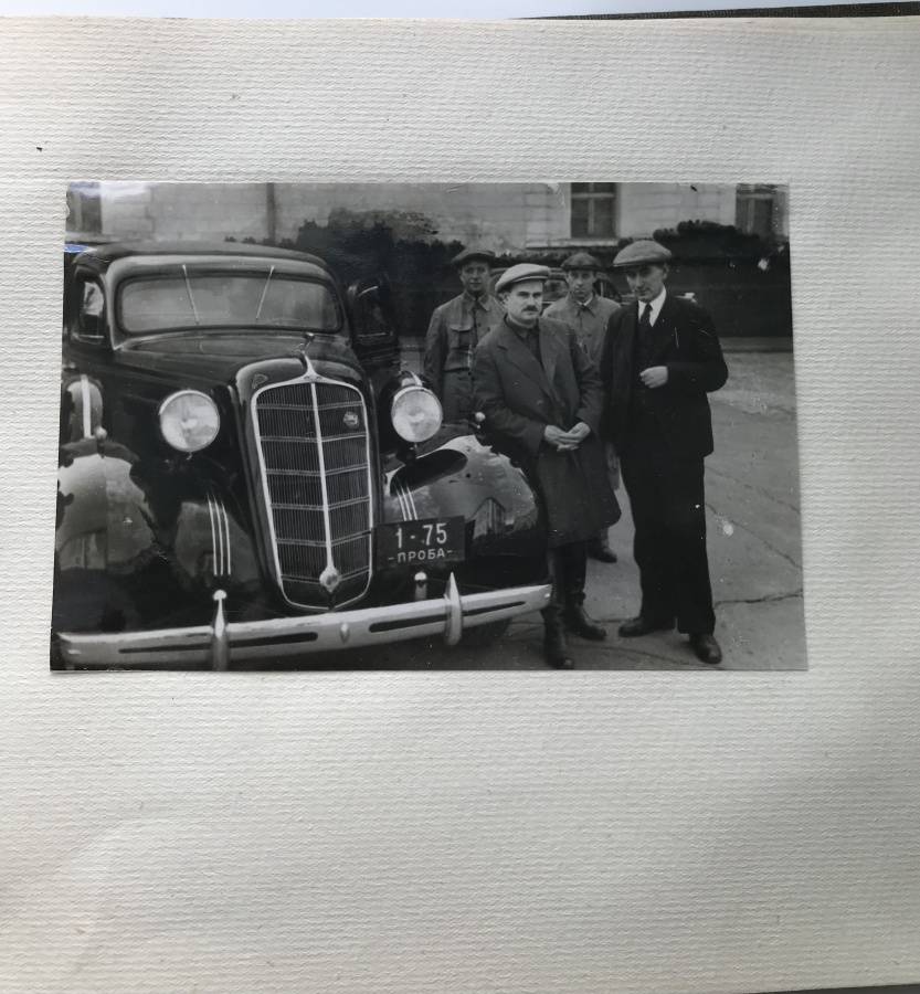 СССР. Автомобили ЗИС (ЗИЛ). Лихачев. Сталин. Альбом с оригинальными фотографиями опытных образцов автомобиля ЗИС-101 на показе Сталину И.В. в Кремле, 29 апреля 1936 г. Очень редкий, настоящий раритет для историков и коллекционеров автомобилей, принадлежавший одному из организаторов автомобильной промышленности СССР. На фотографиях, сделанных на территории Кремля 29 апреля 1936 г. можно увидеть опытный образец советского семиместного автомобиля высшего и представительского класса с кузовом «лимузин», выпускавшийся на Заводе им. Сталина (Москва) в 1936—1941 годах, Сталина И.В., высшее государственное и партийное руководство СССР того времени, Лихачева И.А. на фоне автомобиля.Принадлежал Лихачеву Ивану Алексеевичу (1896 - 1956), советскому государственному деятелю, одному из организаторов автомобильной промышленности СССР, директору московского 1-го Государственного автомобильного завода ЗИС в 1926-1939 и в 1940-1950 гг., (в дальнейшем Завода имени И.А. Лихачёва - ЗИЛ). Также занимал должности:1-й Народный комиссар среднего машиностроения СССР (1939-1940), директор Московского машиностроительного завода (1950-1953), министр автомобильного транспорта и шоссейных дорог СССР (1953-1956), министр автомобильного транспорта и шоссейных дорог РСФСР (1956). Член ЦИК СССР 7 созыва, депутат ВС СССР 1—4 созывов. Член ЦК ВКП(б) (1939—1941), кандидат в члены ЦК КПСС (1956). Похоронен в некрополе Кремлевской стены.