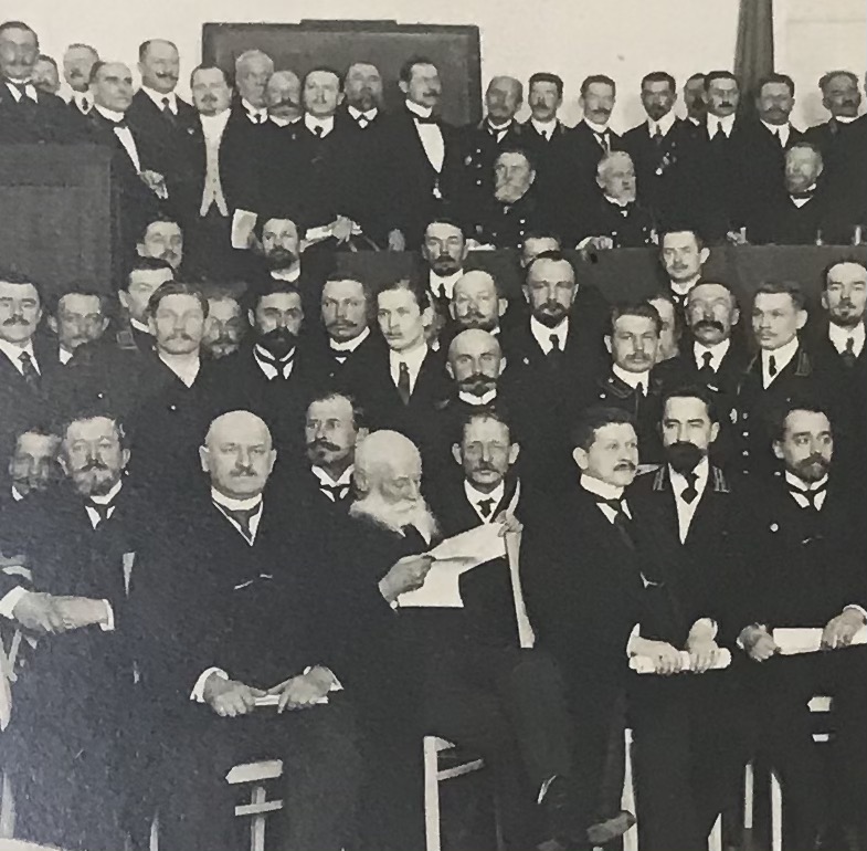Российская империя, начало XX в. Групповая фотография с участием Рухлова Сергея Васильевича (1852-1918), русского государственного деятеля, Министра путей сообщения (1909-1915), члена Государственного Совета, действительного тайного советника (1913), инженеров и чиновников Министерства путей сообщения Российской империи (1865-1917). Размеры в деревянной раме 44,5 х 34,5 см, старое паспарту, металлическая табличка с описанием и изображениями государственного герба Российской империи и герба Министерства путей сообщения. 