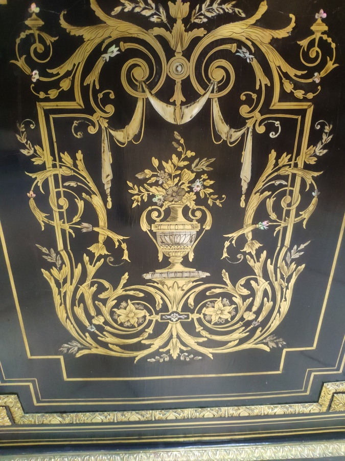 Комод в стиле Буль (фр. Boulle), Франция XIX в., ширина 87 , высота 110, глубина 41, мраморная столешница, инкрустация: слоновая кость, перламутр, латунь, чеканная бронза с позолотой.