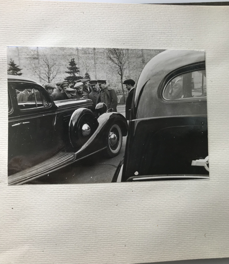 СССР. Автомобили ЗИС (ЗИЛ). Лихачев. Сталин. Альбом с оригинальными фотографиями опытных образцов автомобиля ЗИС-101 на показе Сталину И.В. в Кремле, 29 апреля 1936 г. Очень редкий, настоящий раритет для историков и коллекционеров автомобилей, принадлежавший одному из организаторов автомобильной промышленности СССР. На фотографиях, сделанных на территории Кремля 29 апреля 1936 г. можно увидеть опытный образец советского семиместного автомобиля высшего и представительского класса с кузовом «лимузин», выпускавшийся на Заводе им. Сталина (Москва) в 1936—1941 годах, Сталина И.В., высшее государственное и партийное руководство СССР того времени, Лихачева И.А. на фоне автомобиля.Принадлежал Лихачеву Ивану Алексеевичу (1896 - 1956), советскому государственному деятелю, одному из организаторов автомобильной промышленности СССР, директору московского 1-го Государственного автомобильного завода ЗИС в 1926-1939 и в 1940-1950 гг., (в дальнейшем Завода имени И.А. Лихачёва - ЗИЛ). Также занимал должности:1-й Народный комиссар среднего машиностроения СССР (1939-1940), директор Московского машиностроительного завода (1950-1953), министр автомобильного транспорта и шоссейных дорог СССР (1953-1956), министр автомобильного транспорта и шоссейных дорог РСФСР (1956). Член ЦИК СССР 7 созыва, депутат ВС СССР 1—4 созывов. Член ЦК ВКП(б) (1939—1941), кандидат в члены ЦК КПСС (1956). Похоронен в некрополе Кремлевской стены.